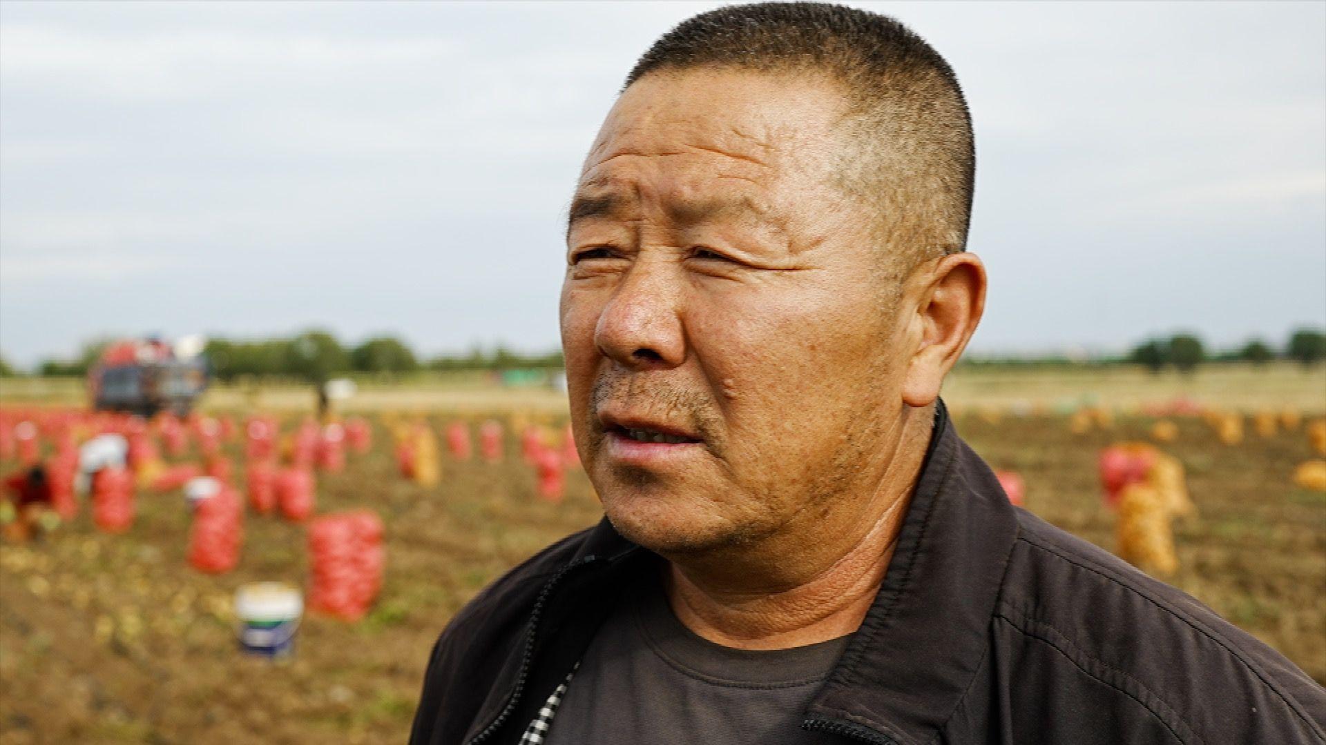 Hombre en un cultivo en Mongolia.