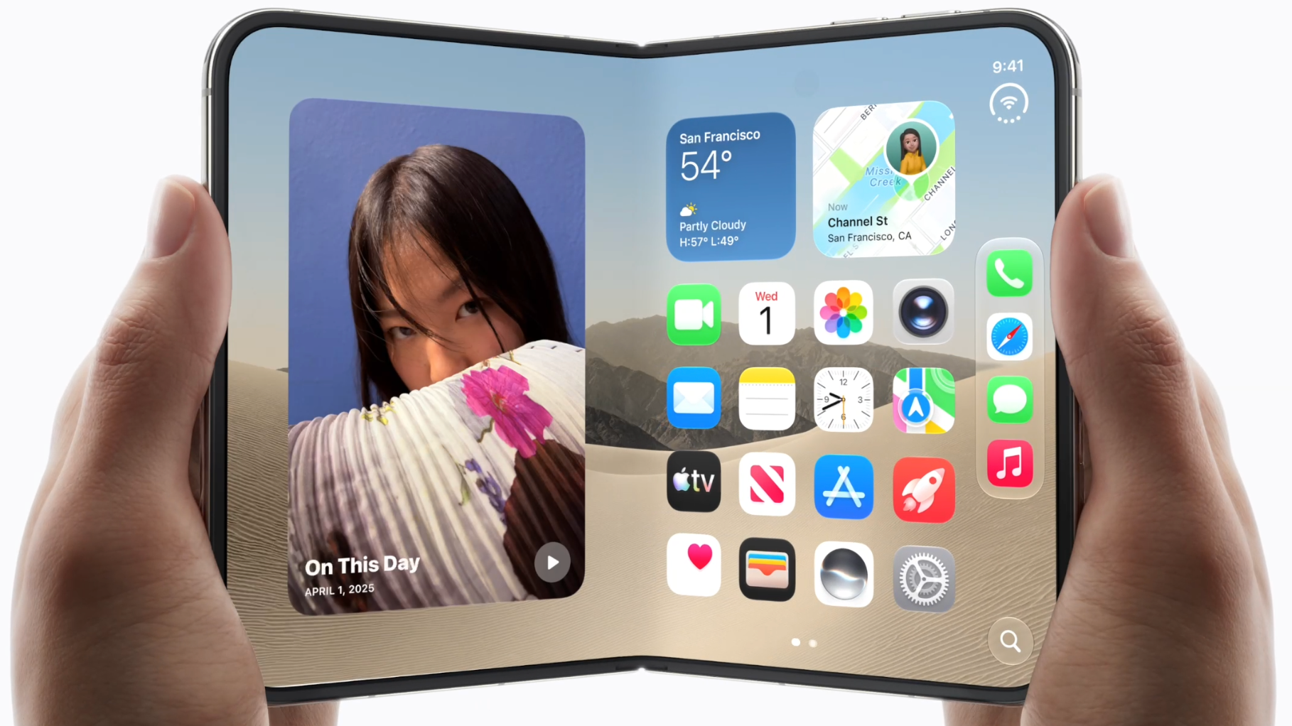 Una imagen del nuevo iPhone Duo plegable tomado con dos manos, abriéndose como un libro.