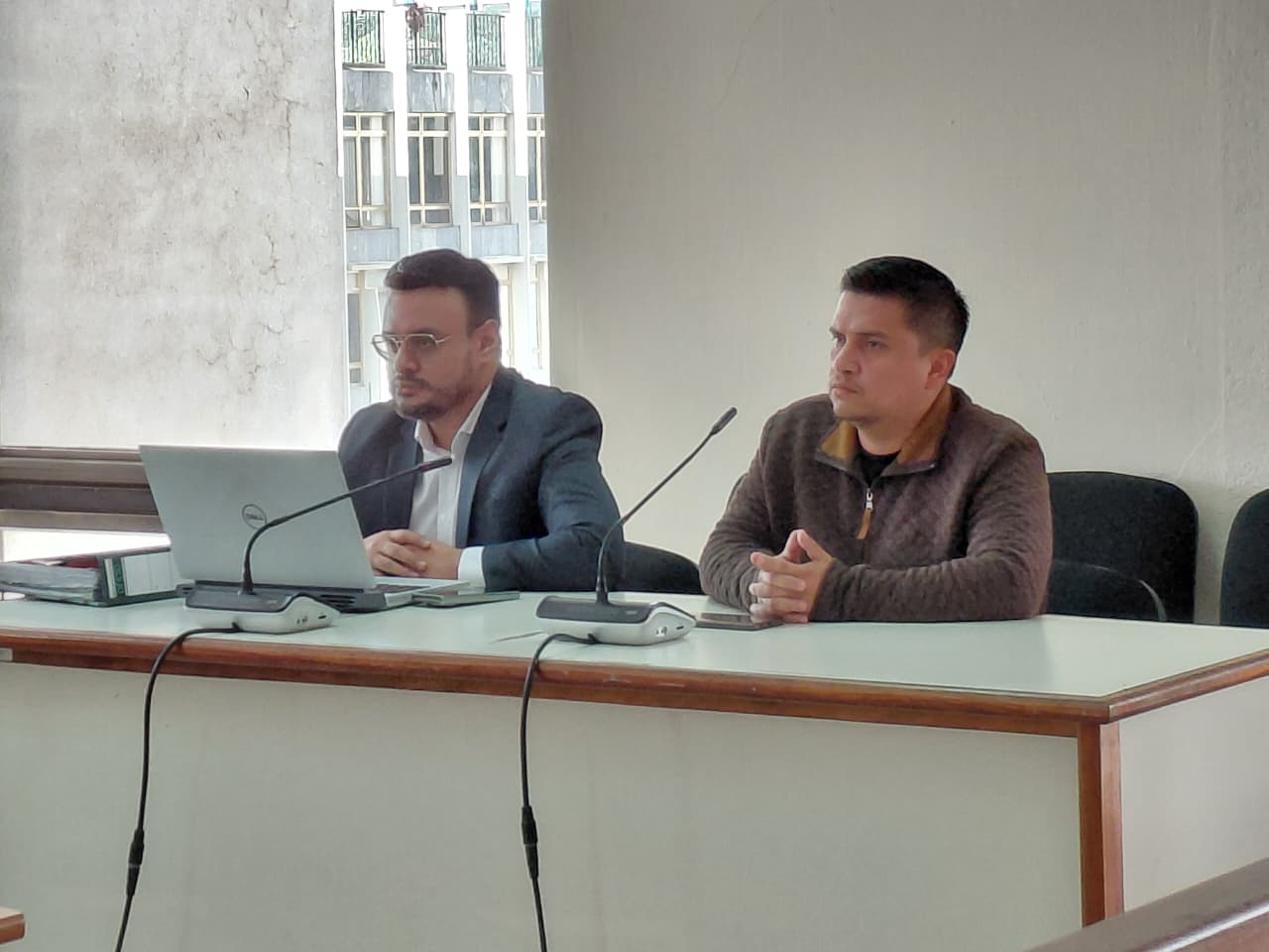 Byron Eduardo Ulín Ortiz comparece ante el Tribunal Tercero de Sentencia Penal, donde enfrenta juicio por incumplimiento de deberes. (Foto Prensa Libre: Byron Basiza)