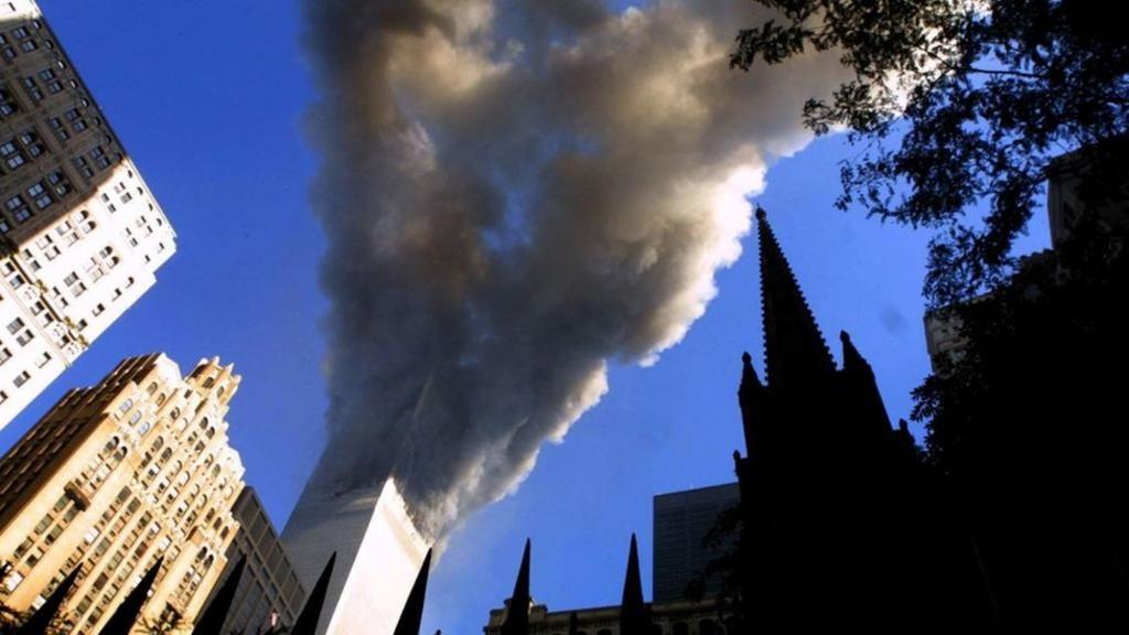 Nubes de humo y fuego envuelven la parte alta de las Torres Gemelas en Nueva York el 11 de setiembre de 2001.