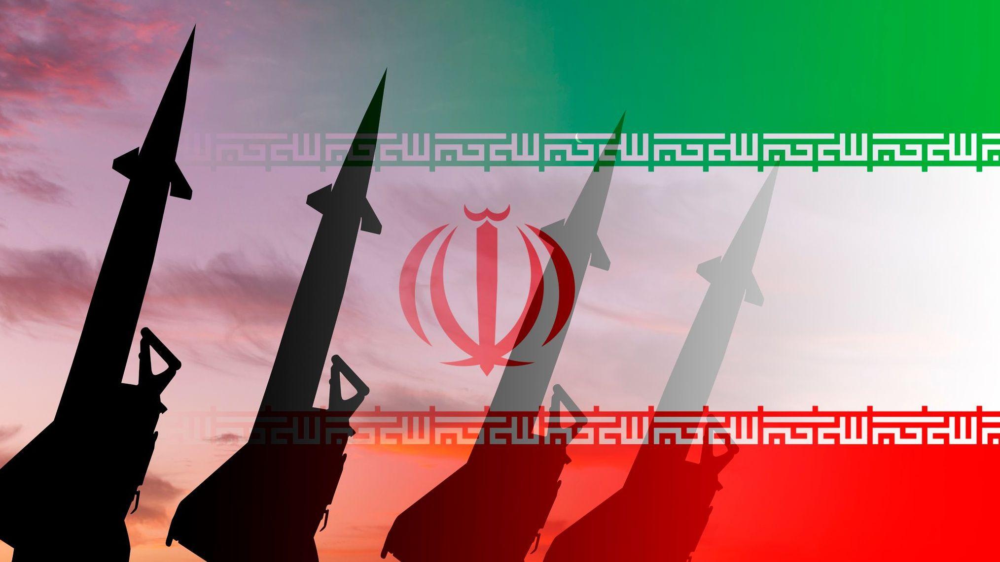 Un montaje muestra cuatro misiles colocados en sus lanzaderas y apuntando a lo alto sobre un cielo añil que se funde con los colores de la bandera de Irán.