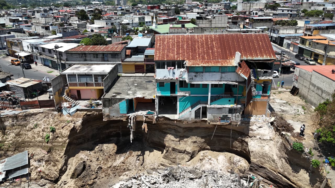 Una vivienda permanece en riesgo de colapsar debido a la erosión causada por el río Pinula en Villa Hermosa, San Miguel Petapa. (Foto Prensa Libre: Javier González)