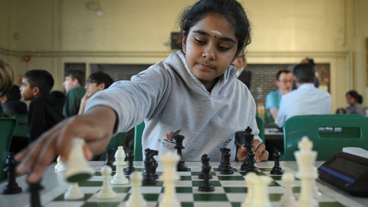 Una niña prodigio británica de 11 años se convierte en la gran maestra más joven de la historia del ajedrez