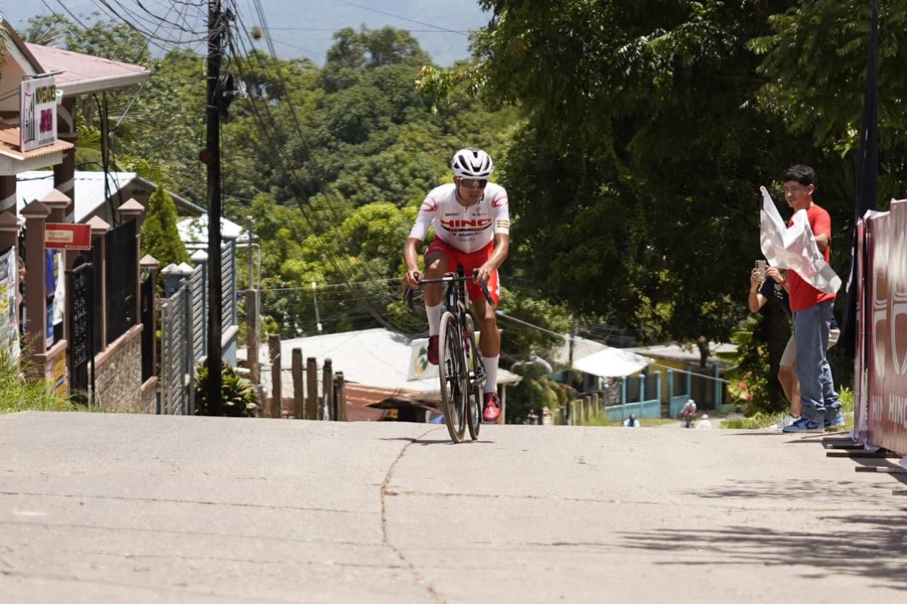 Resultados de la primera etapa de la Vuelta a Honduras 2026: Mancipe gana y Vásquez termina segundo.(Foto Prensa Libre: Hino One La Red).
