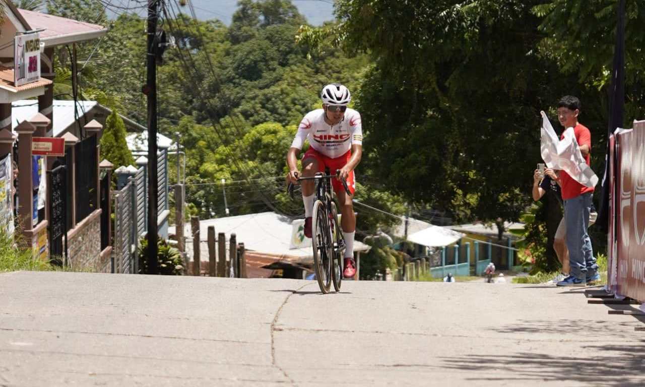 Resultados de la primera etapa de la Vuelta a Honduras 2026: Mancipe gana y Vásquez termina segundo.(Foto Prensa Libre: Hino One La Red).