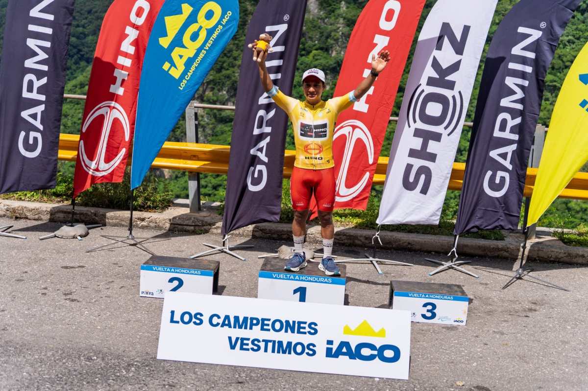 Mardoqueo Vásquez celebra su victoria y la toma del liderato en la clasificación general individual. (Foto Prensa Libre: Hino Cycling Team).