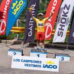 Mardoqueo Vásquez celebra su victoria y la toma del liderato en la clasificación general individual. (Foto Prensa Libre: Hino Cycling Team).