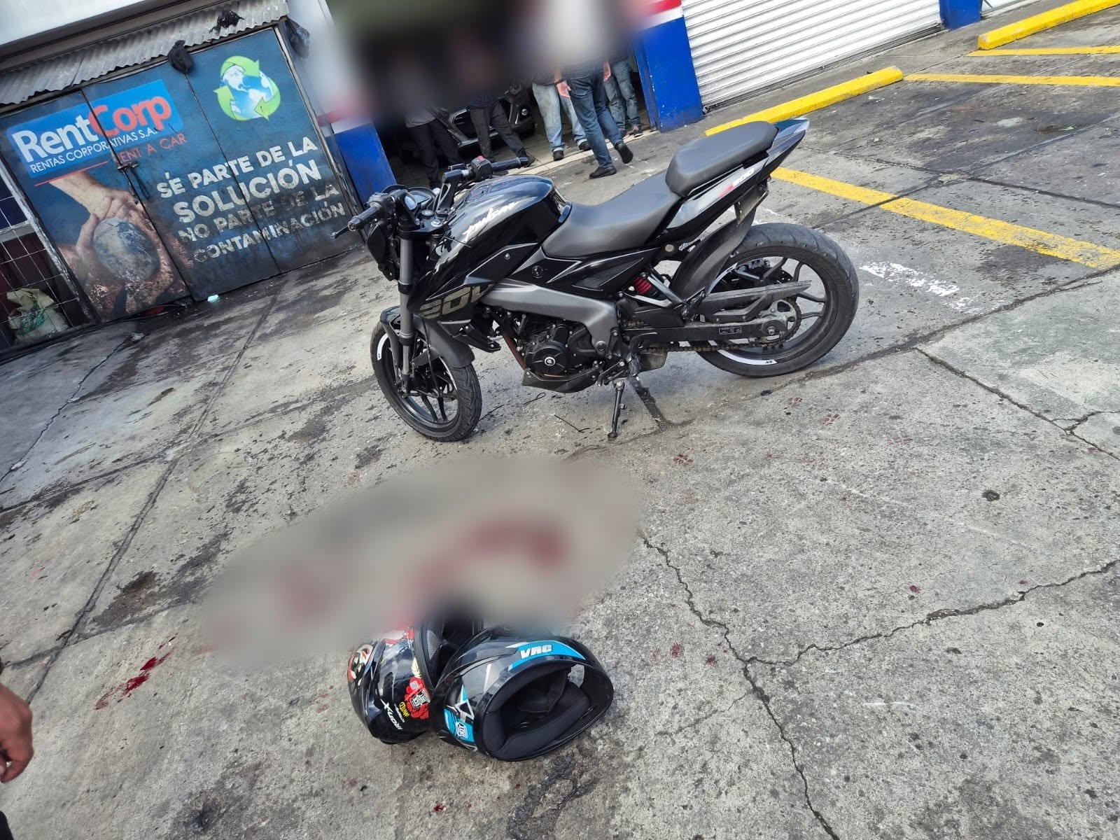 La motocicleta en la que se movilizaban dos presuntos asaltantes y varios casquillos quedaron en el lugar del enfrentamiento con agentes de la PNC, donde fueron capturados este viernes. (Foto Prensa Libre: PNC)