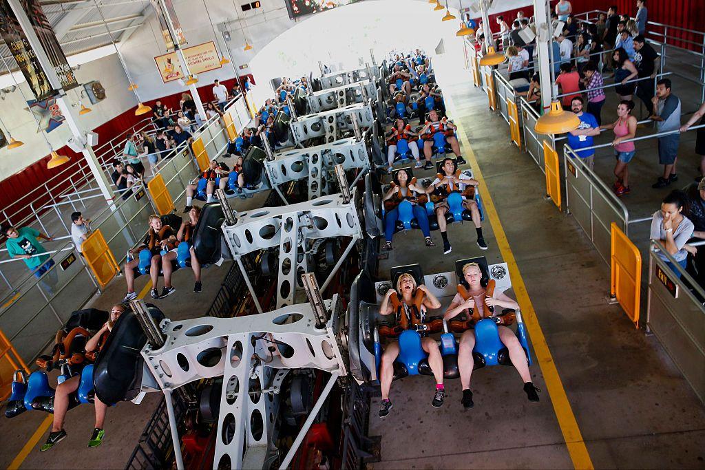 X2: cómo es la montaña rusa cerrada en el parque Six Flags de California y qué se sabe de las denuncias que enfrenta por lesiones cerebrales