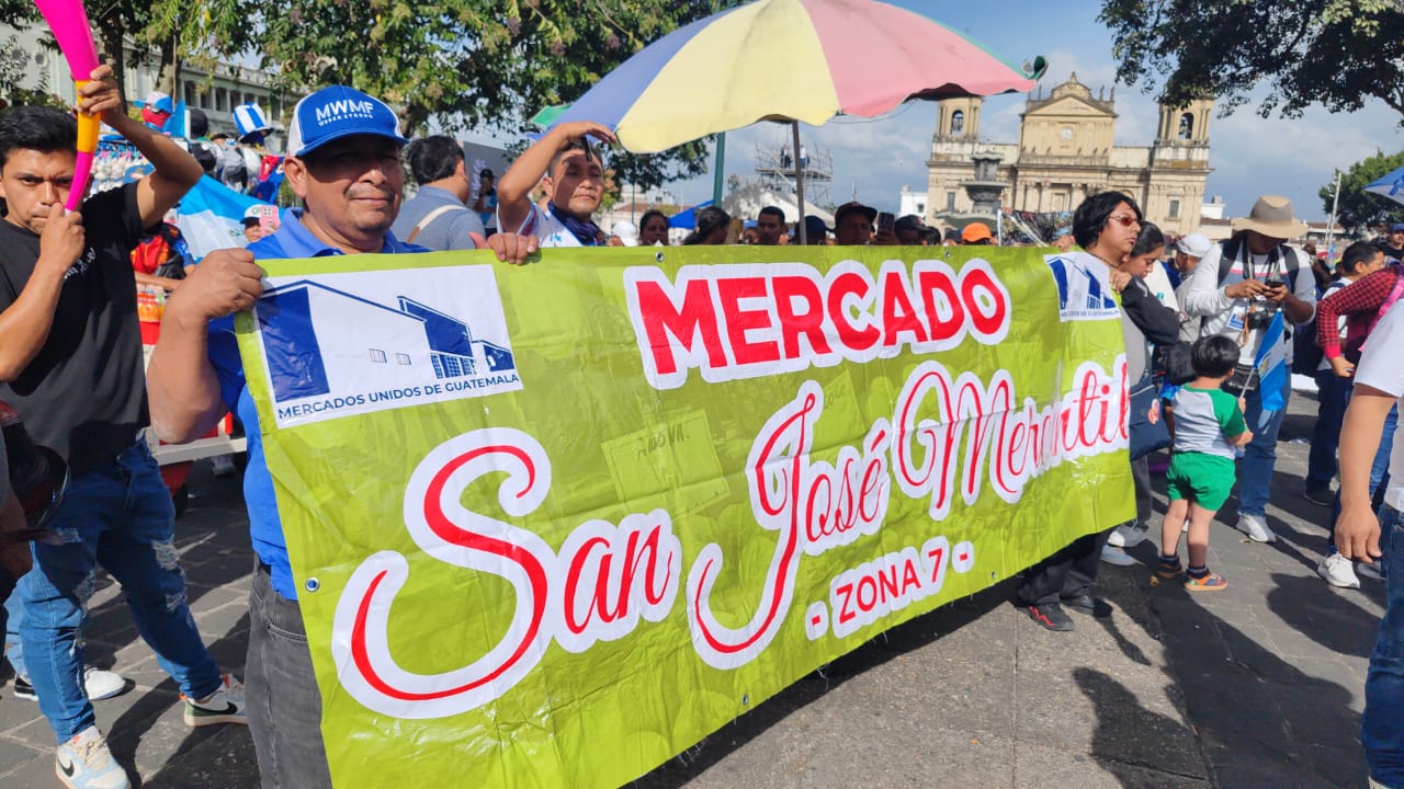 Comerciantes, transportistas y civiles se manifiestan en el Centro Histórico contra el subsidio a los combustibles y los precios de referencia aprobados por el Congreso. (Foto Prensa Libre: Maybaall Saucedo)