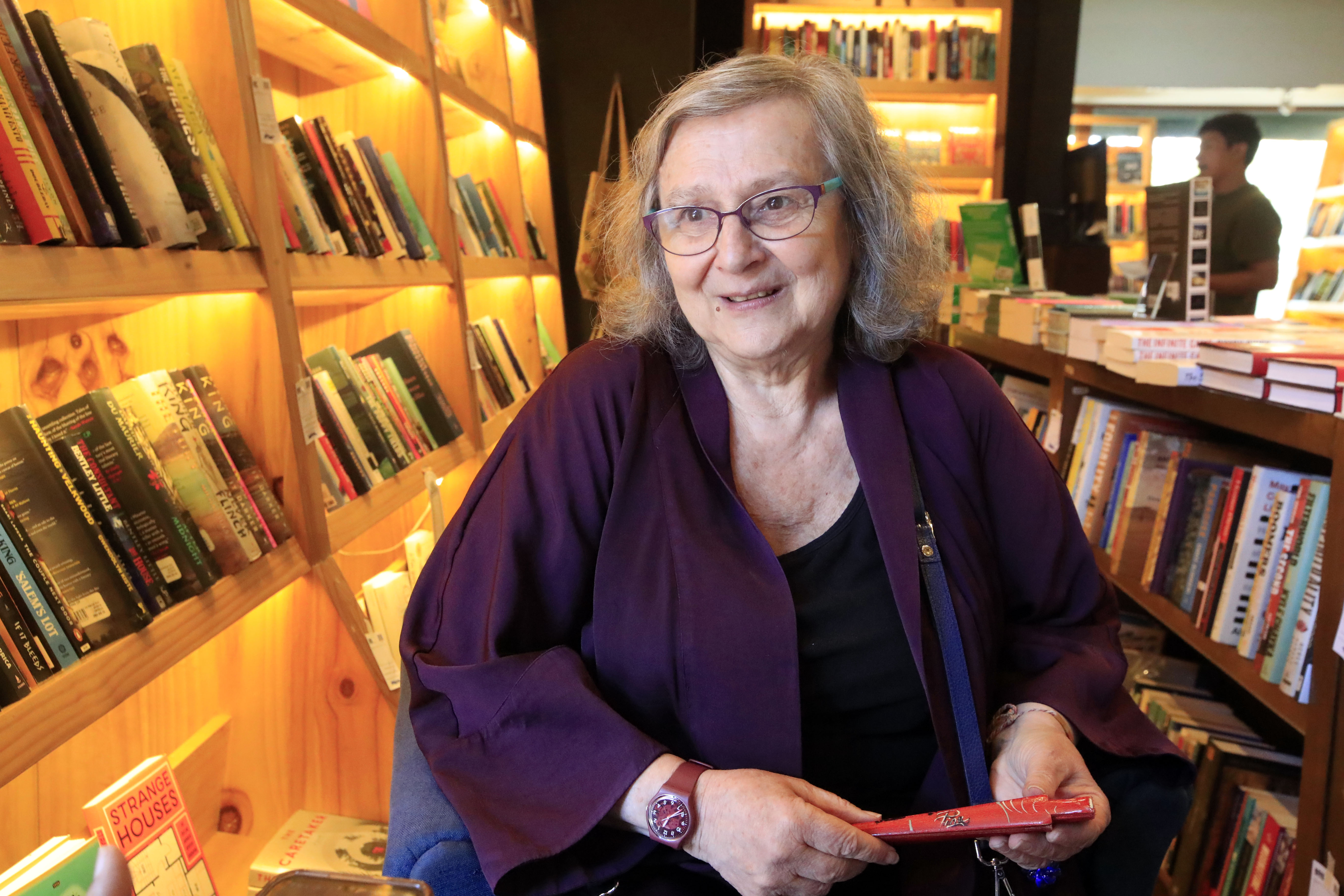 La escritora argentino española Clara Obligado visita Guatemala para impartir cursos en la librería Sophos. La escritora se vio obligada a exiliarse en España tras el golpe militar de 1976, fue de las primeras mujeres en imoartir talleres de escritura creativa de forma independiente y en la Universidad Nacional de Educación a Distancia.Entre sus libros se encuentran "Exilio", "Tres maneras de decir adiós", "Todo lo que crece", "El libro de los viajes equivocados", "Un árbol de compañía", "La hija de Marx" "La biblioteca del agua", entre otros. Fotografía Prensa Libre: María Reneé Barrientos Gaytan. 01-09-2026