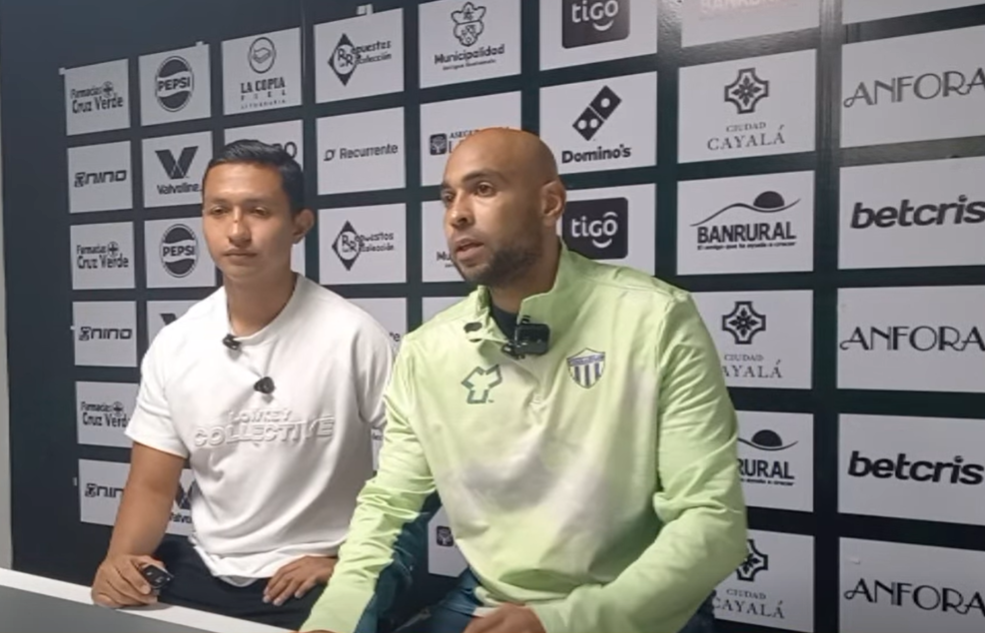 Los capitanes José Ardón y Alexander Robinson llevaron las palabras del equipo que respalda el trabajo del técnico Mauricio Tapia. (Foto Prensa Libre: Acción Deportiva).
