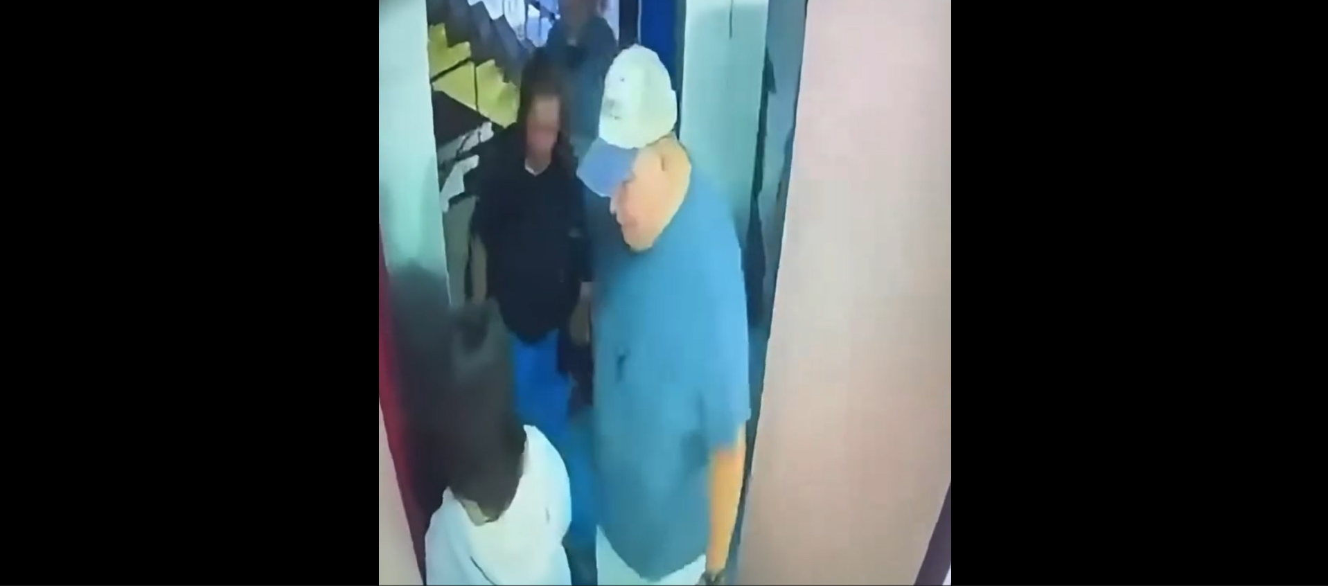 Cámaras de seguridad captan el momento en que un hombre agrede y empuja a una ascensorista en el edificio El Centro, en la zona 1 de la capital. El MP investiga el caso por lesiones leves. (Foto Prensa Libre: Captura de pantalla)