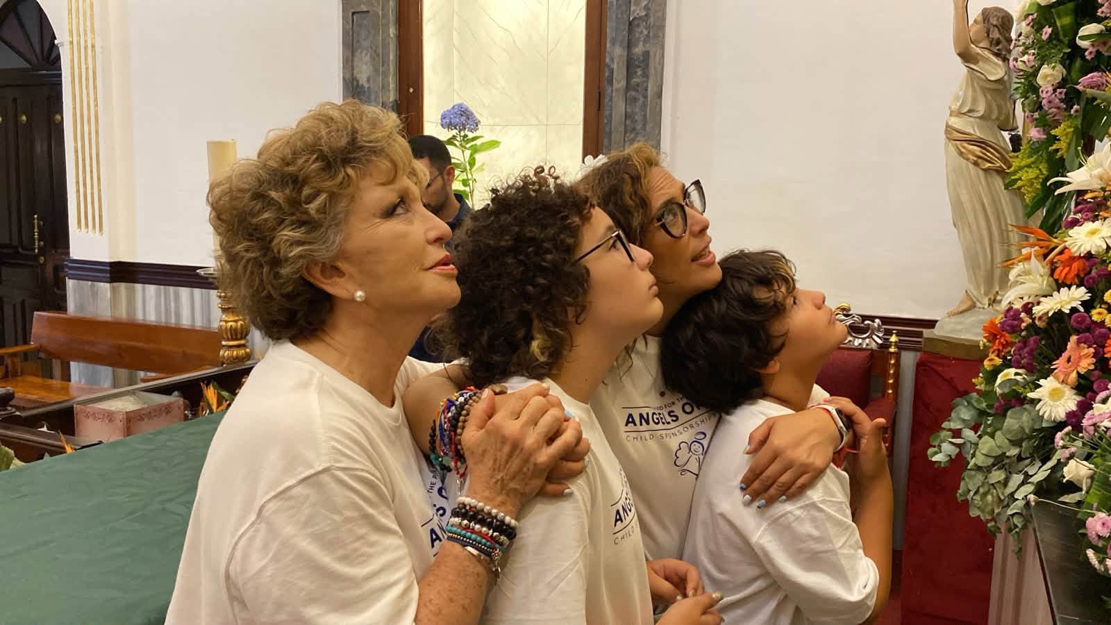 Ángélica María y Angélica Vale junto a sus hijos Angélica Masiel y Daniel Nicolás en la Parroquia de Candelaria en la zona 1 de Guatemala. (Foto Prensa Libre: Facebook Hermandad de Cristo Rey)