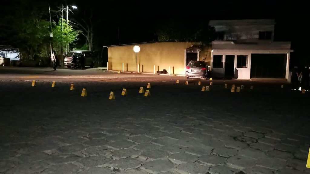 Escena procesada por el MP en Huité, donde un vehículo quedó estrellado frente a una vivienda tras un ataque armado.