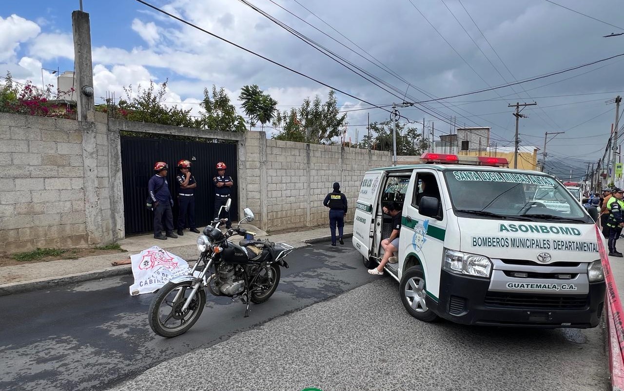Autoridades efectúan diligencias en la ruta que comunica Santo Tomás Milpas Altas con Magdalena Milpas Altas, Sacatepéquez, donde un ataque armado dejó un muerto y un herido. (Prensa Libre: CBMD)