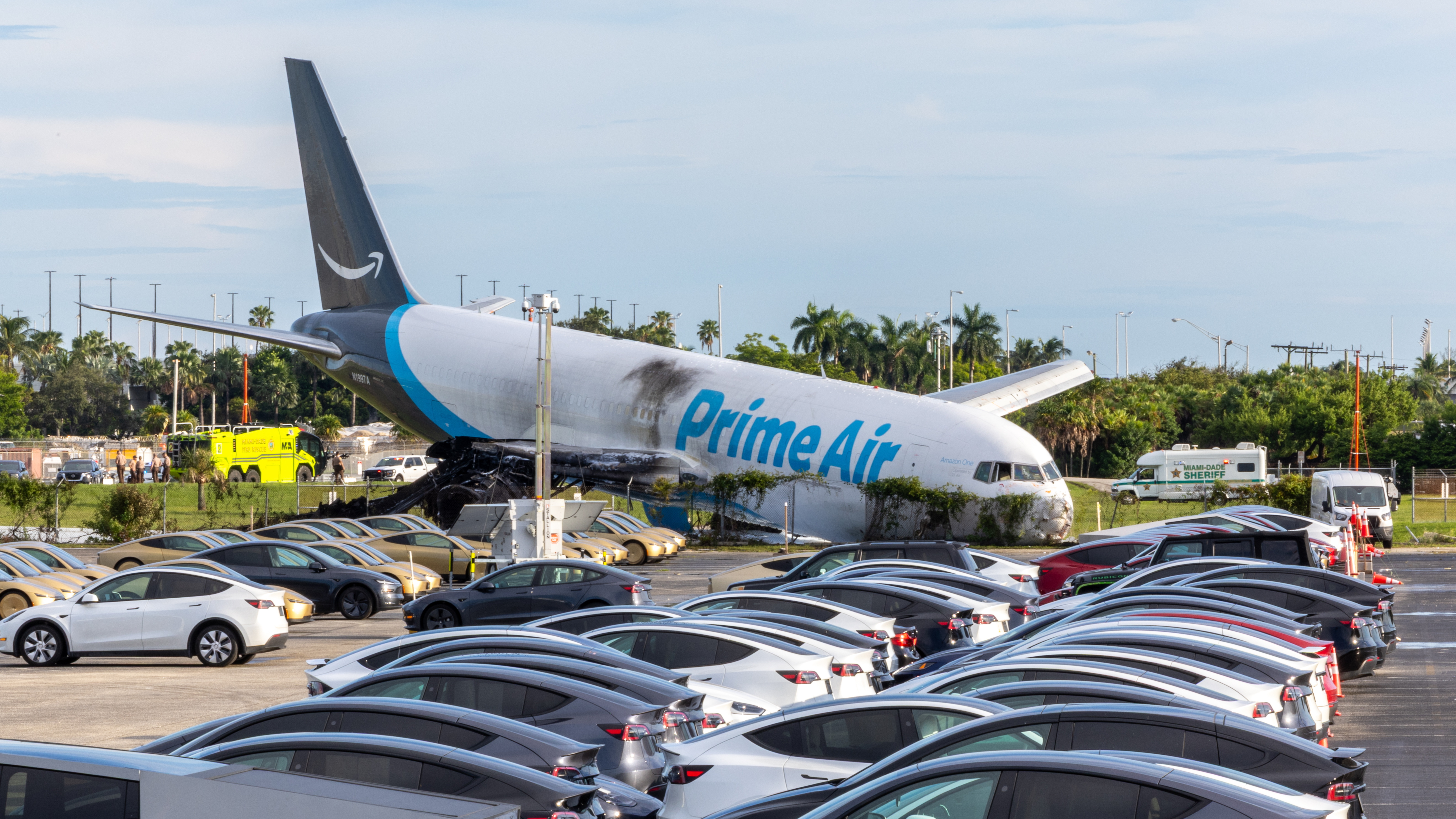 Un avión de carga de Amazon Prime Air se salió de la pista en el Aeropuerto Internacional de Miami.