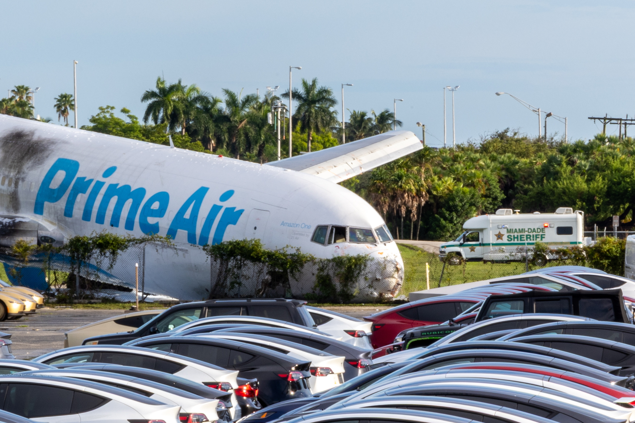 Avión de carga de Amazon Prime Air se sale de la pista del Aeropuerto Internacional de Miami