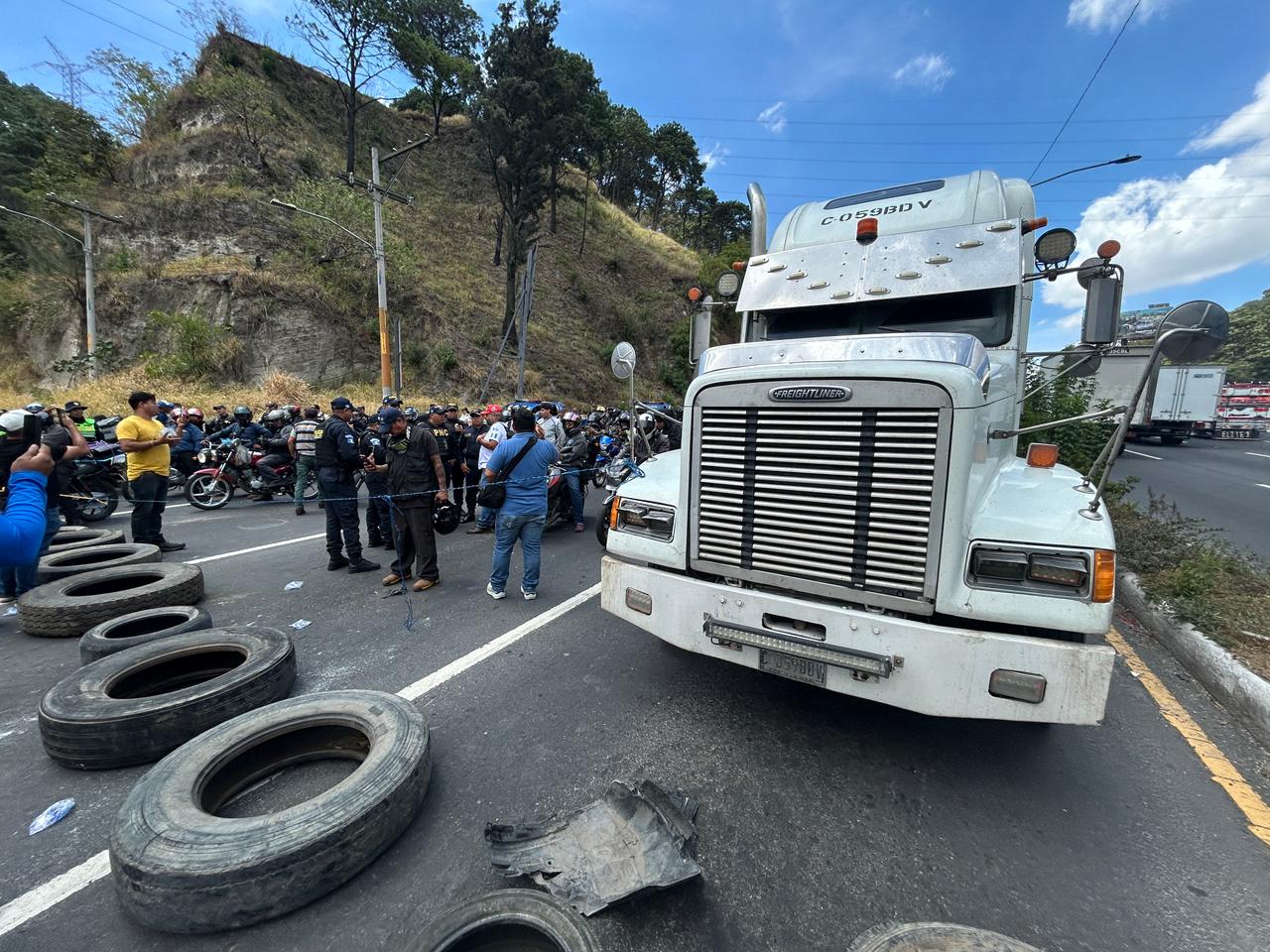 BLOQUEO EN EL KM 14 AL PACÍFICO, VILLA NUEVA