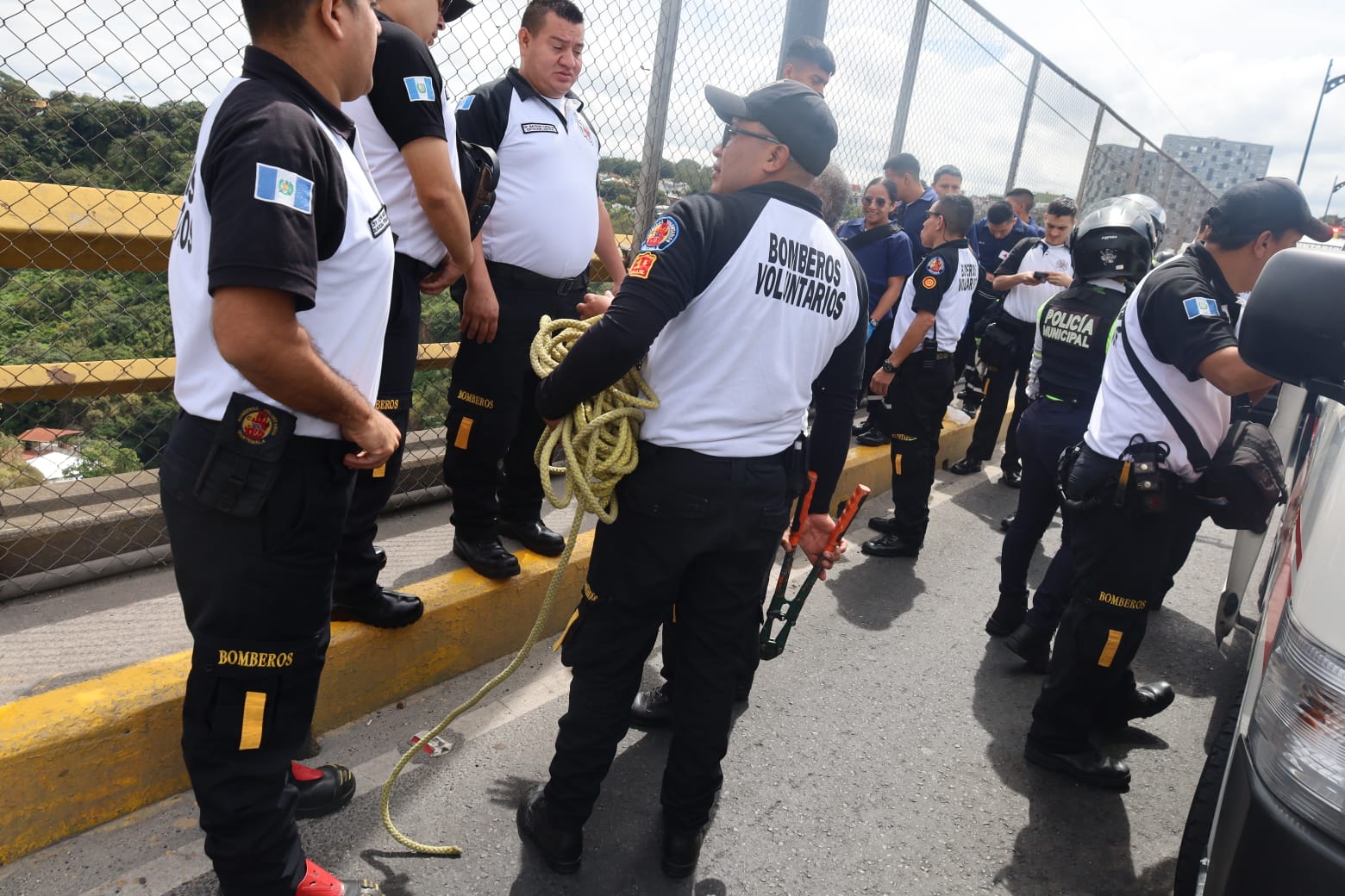Bomberos Voluntarios evitar mujer puente El Incienso