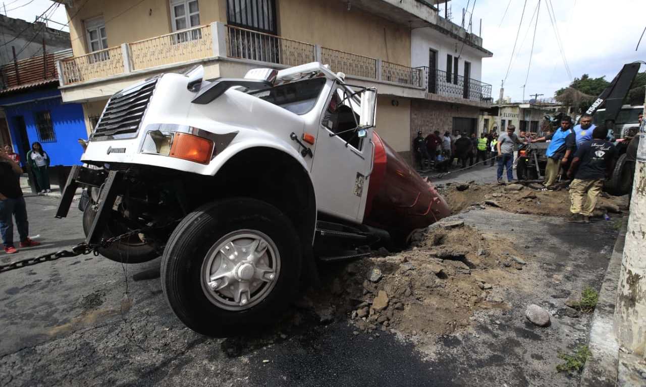 CAMIÓN CAE EN HUNDIMIENTO. PABLO VI MIXCO