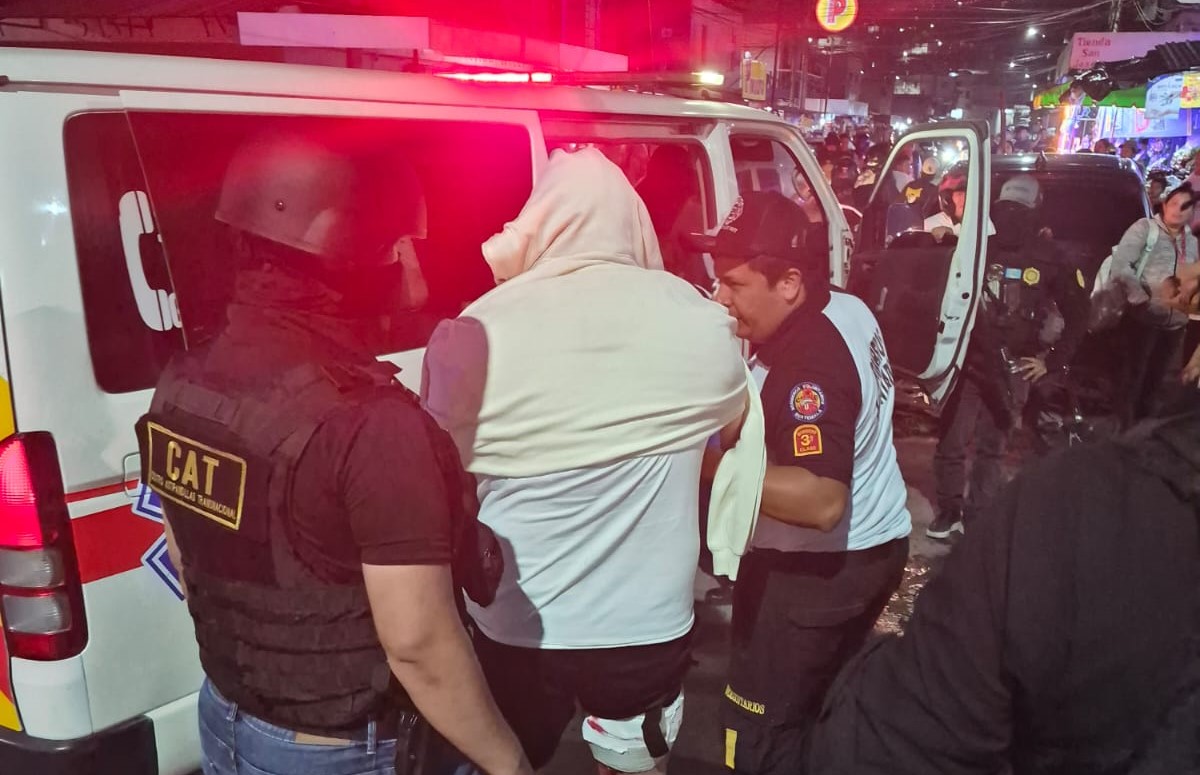 Bomberos Voluntarios trasladan a Joshua “A” a un centro asistencial, luego de que resultara lesionado durante su captura en Villa Nueva. (Foto Prensa Libre: PNC)