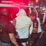 Bomberos Voluntarios trasladan a Joshua “A” a un centro asistencial, luego de que resultara lesionado durante su captura en Villa Nueva. (Foto Prensa Libre: PNC)