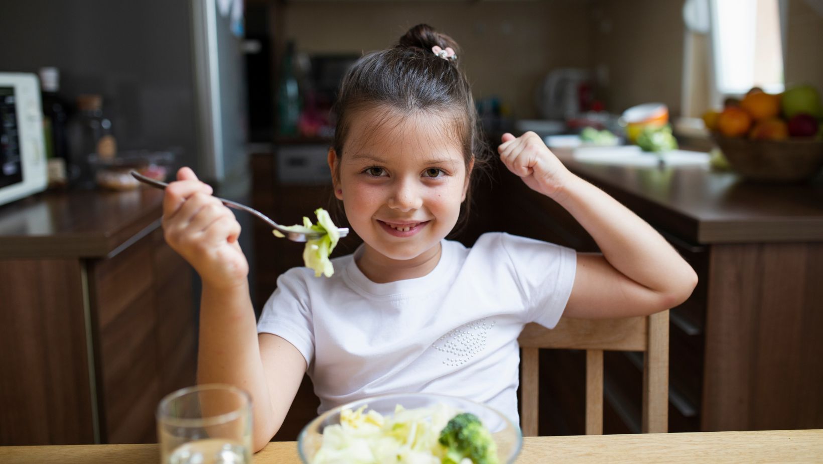 Cómo enseñar a los niños a comer saludable sin obligarlos ni premiarlos