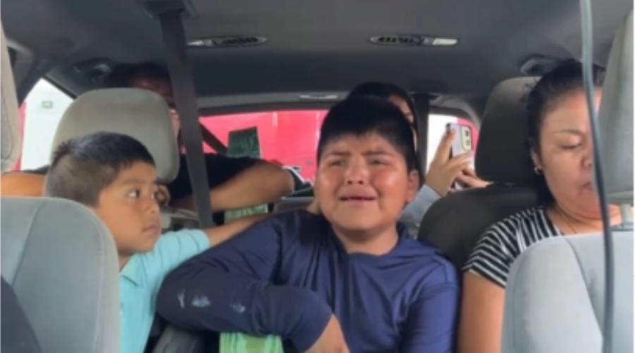 Niños lloran durante la detención de sus padres en Florida