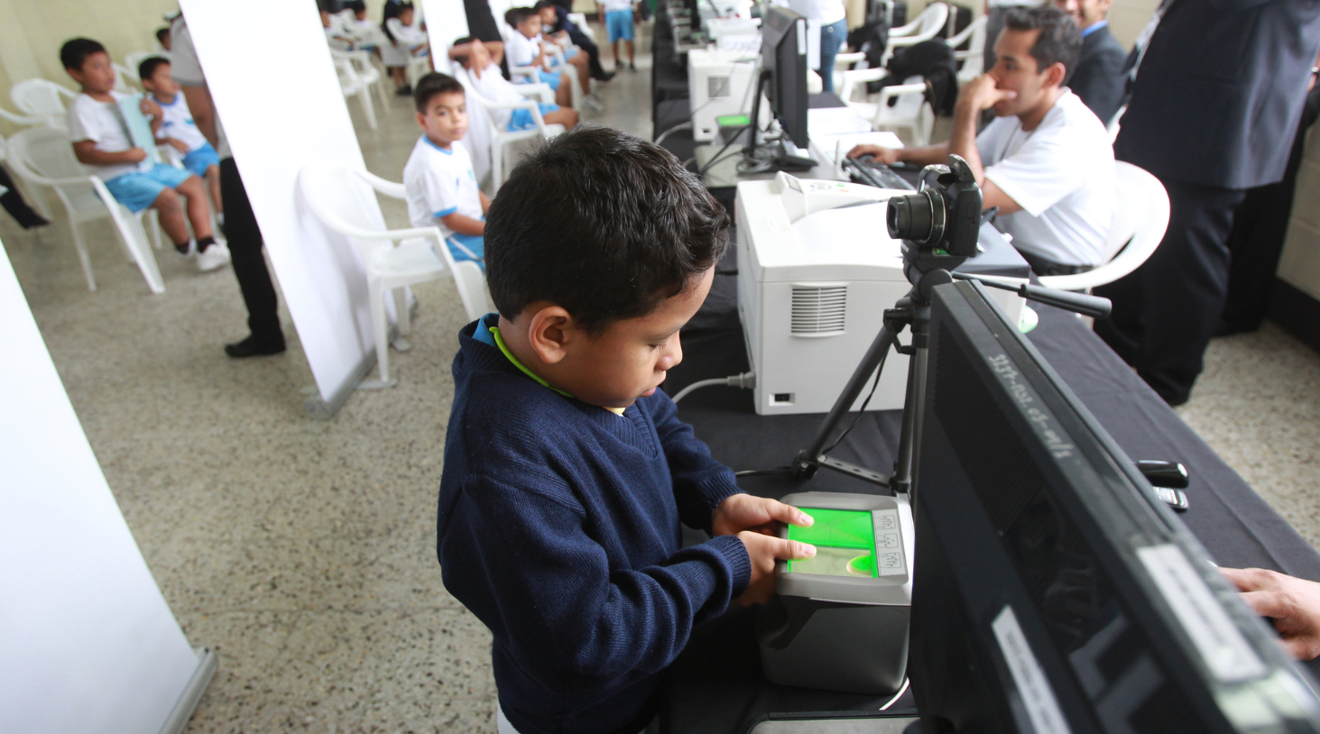 Niños de la Escuela para varones República de Costa Rica participan en el plan piloto del RENAP para la emisión del DPI de menores de edad (DPIME) en Guatemala.