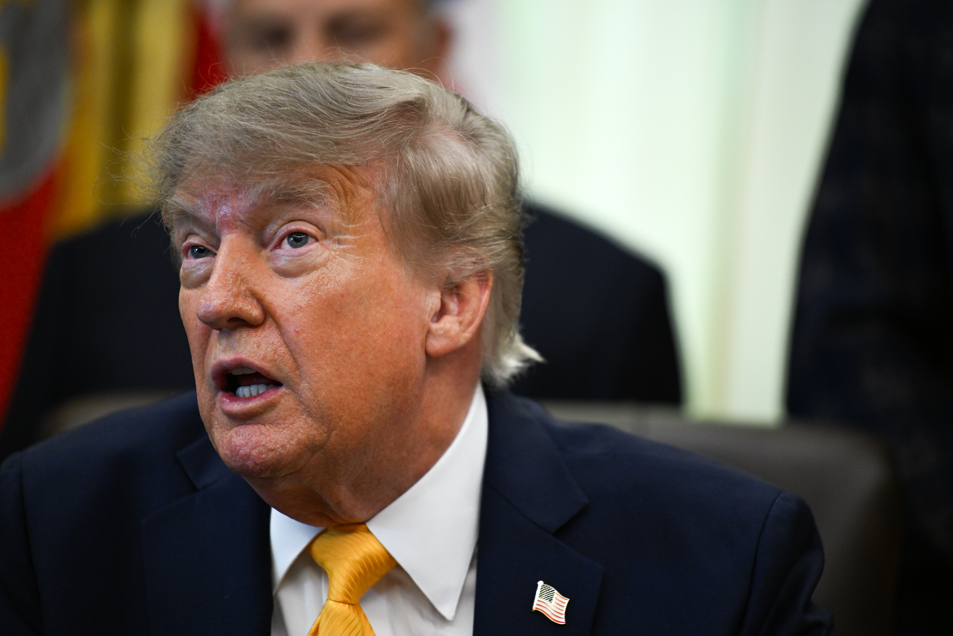 El presidente estadounidense Donald Trump firma una orden ejecutiva en la Casa Blanca.