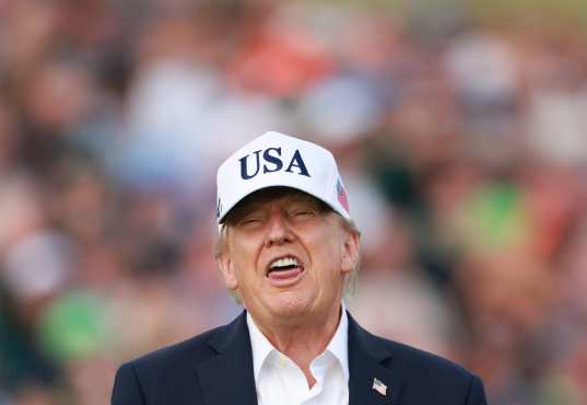 El presidente estadounidense Donald Trump asiste a la entrega del trofeo del Abierto de Irlanda en el Trump International Golf Links and Hotel en Doonbeg, Irlanda, el 13 de septiembre de 2026. (Foto Prensa Libre: EFE)