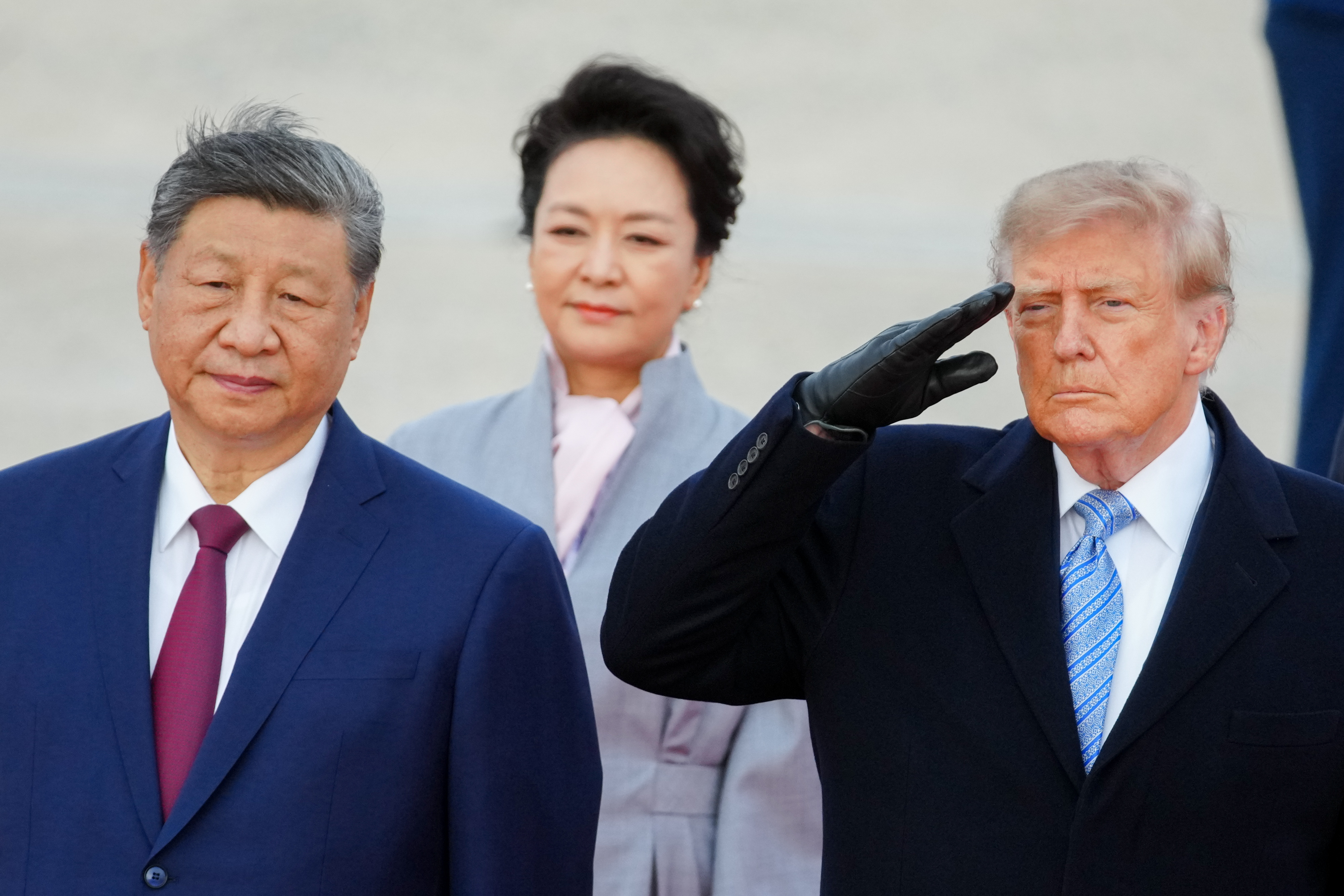 El presidente estadounidense Trump se reúne con el presidente chino Xi en la base conjunta Andrews.
