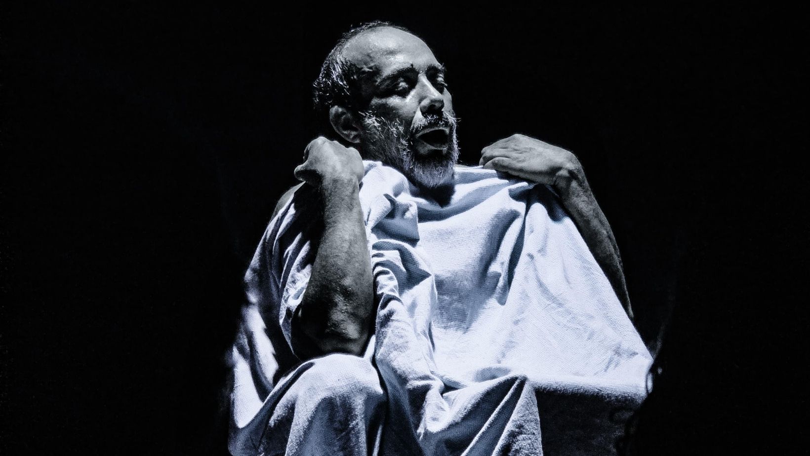 “El alimento de las moscas” llega al teatro: cuándo y dónde ver el monólogo que aborda la soledad, el dolor y la culpa