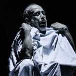 “El alimento de las moscas” llega al teatro: cuándo y dónde ver el monólogo que aborda la soledad, el dolor y la culpa