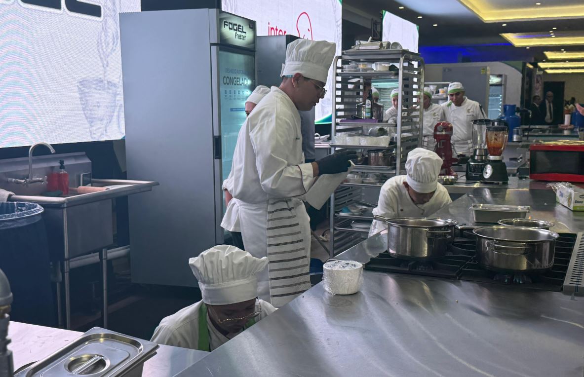 Feria Alimentaria chefs cocinando en las exposiciones de la feria