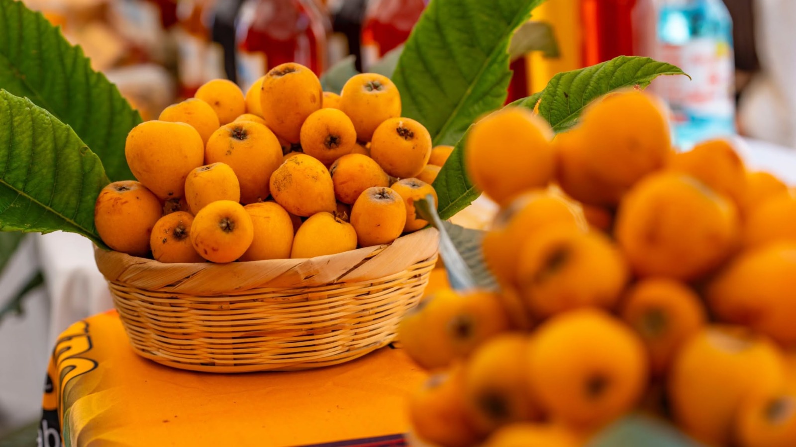 Diversos productos preparados como salsas con níspero combinadas con chile, serán parte de la oferta de San Juan del Obispo en el Festival del Níspero del 2025. (Foto, Prensa Libre: Festival del Níspero).
