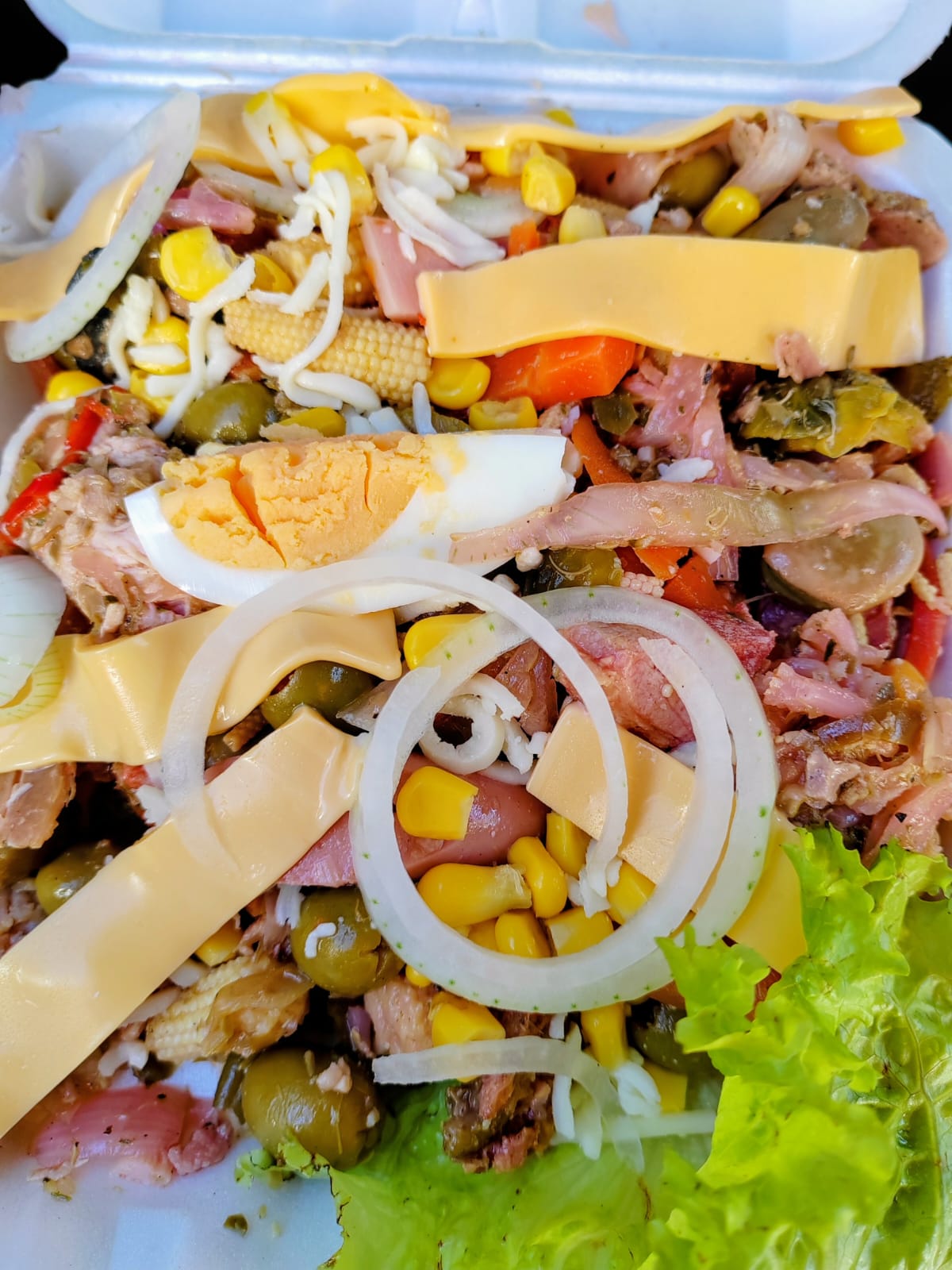 El fiambre es un platillo que reúne verduras, embutidos, quesos, carnes y otros ingredientes cuyos precios comienzan a marcar el presupuesto de los guatemaltecos para prepararlo el 1 de Noviembre, Día de Todos los Santos en Guatemala. (Foto, Prensa Libre: Glenda Burrión).