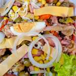 El fiambre es un platillo que reúne verduras, embutidos, quesos, carnes y otros ingredientes cuyos precios comienzan a marcar el presupuesto de los guatemaltecos para prepararlo el 1 de Noviembre, Día de Todos los Santos en Guatemala. (Foto, Prensa Libre: Glenda Burrión).