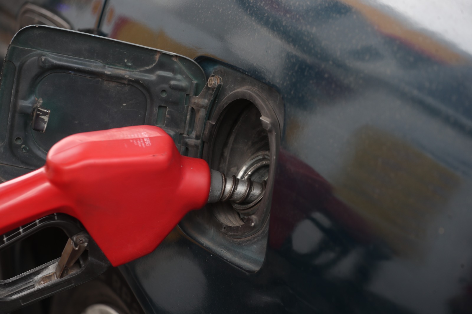 Bomba de despacho de gasolina en una estación de servicio en Guatemala durante el conteo de galones y precio final.