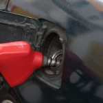 Bomba de despacho de gasolina en una estación de servicio en Guatemala durante el conteo de galones y precio final.