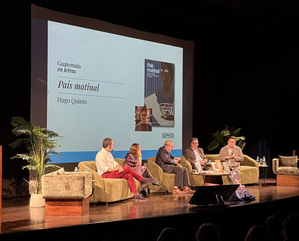 Edgar Ortiz, Dina Fernández, Juan José Guerrero y Hugo Quinto conversan con Philippe Hunziker (al centro) durante la tercera edición de Guatemala en Letras. (Foto Prensa Libre: Cortesía Sophos)