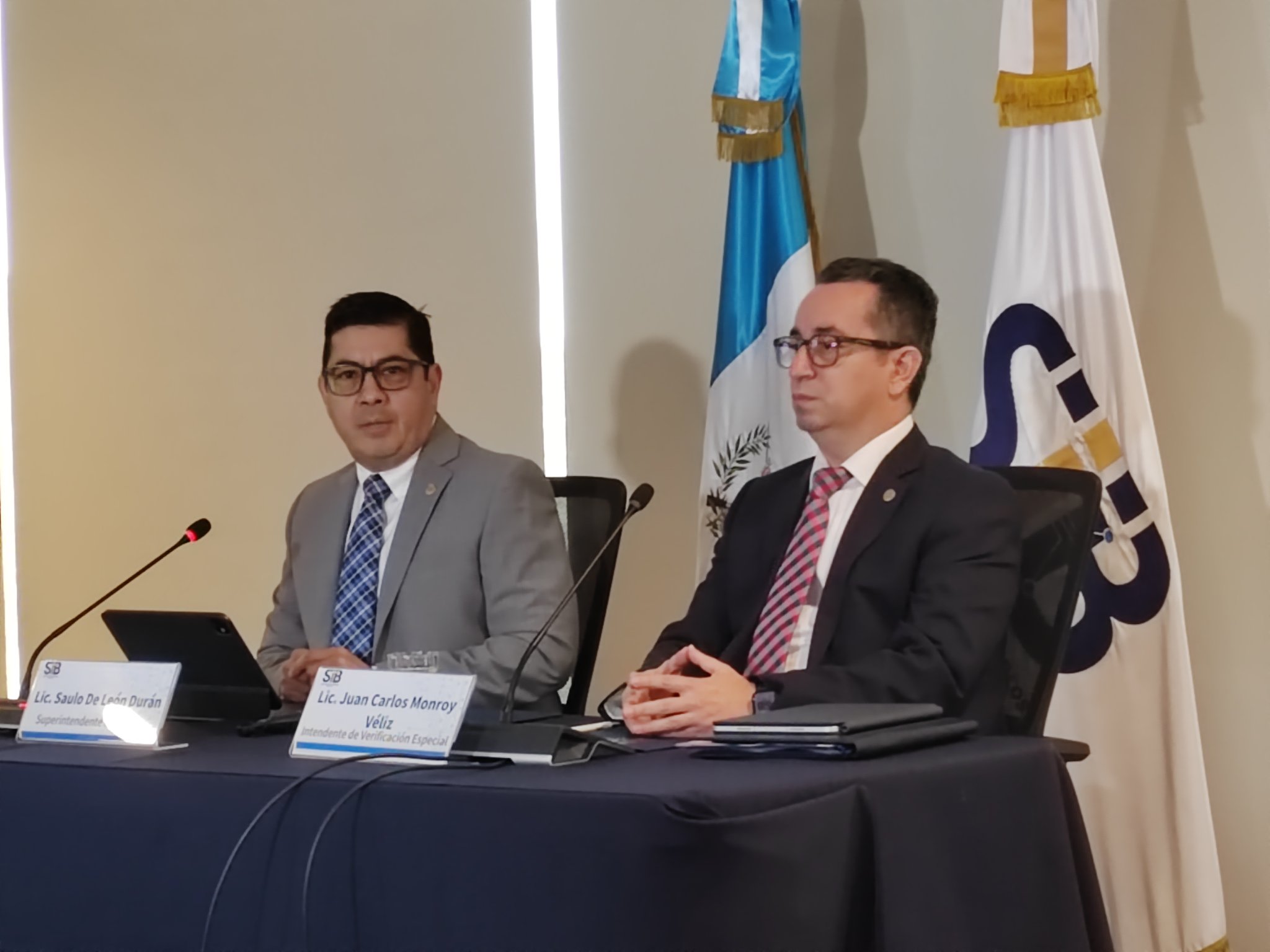 Juan Carlos Monrroy Véliz (derecha), intendente de la Intendencia de Verificación Especial (IVE), participa en una actividad oficial. (Foto Prensa Libre: Urias Gamarro)