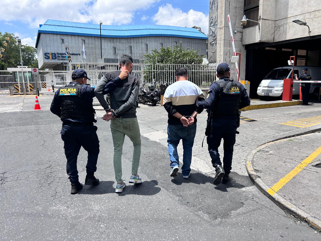 La PNC capturó en La Reformita, zona 12, a dos hombres señalados de asaltar a pasajeros de un bus urbano con una réplica de pistola.  (Foto Prensa Libre: PNC)