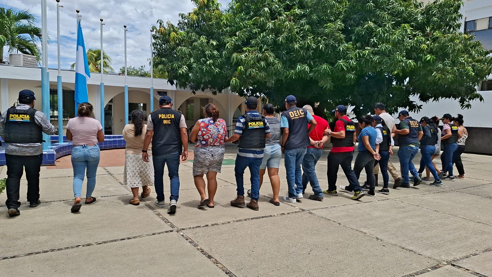 Diez personas son capturadas en Chiquimula, señaladas de integrar una estructura vinculada con la venta de inmuebles ajenos, la simulación de préstamos con garantías falsas y la alteración de documentos. (Foto Prensa Libre: PNC)