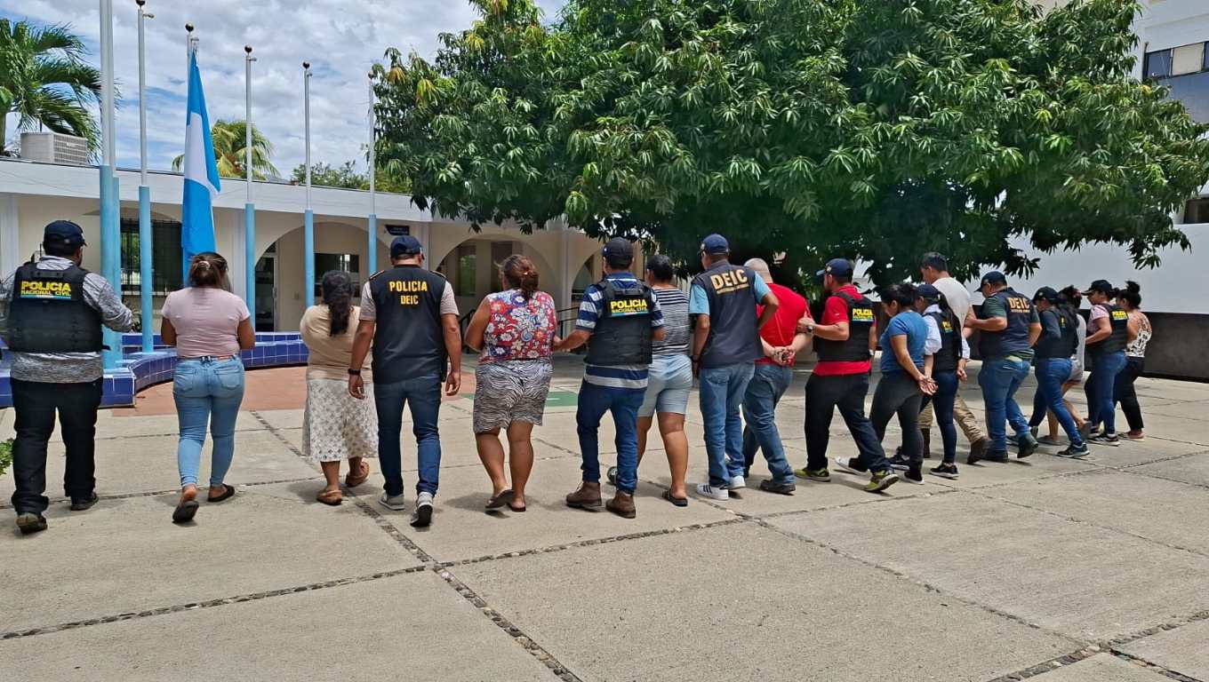Diez personas son capturadas en Chiquimula, señaladas de integrar una estructura vinculada con la venta de inmuebles ajenos, la simulación de préstamos con garantías falsas y la alteración de documentos. (Foto Prensa Libre: PNC)