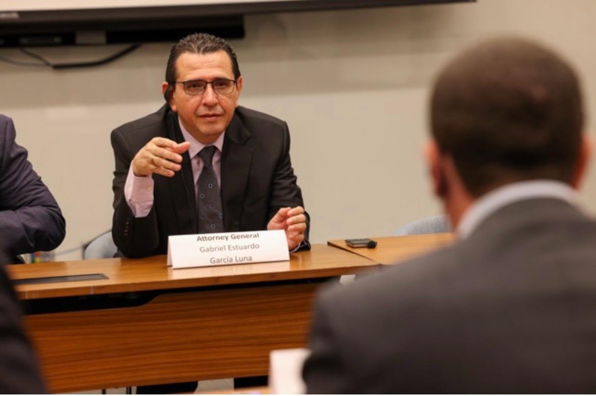 El fiscal general y jefe del MP, Gabriel García Luna, se reúne con Charles Wall, director adjunto de ICE, para abordar cooperación y seguridad fronteriza. (Foto Prensa Libre: MP)