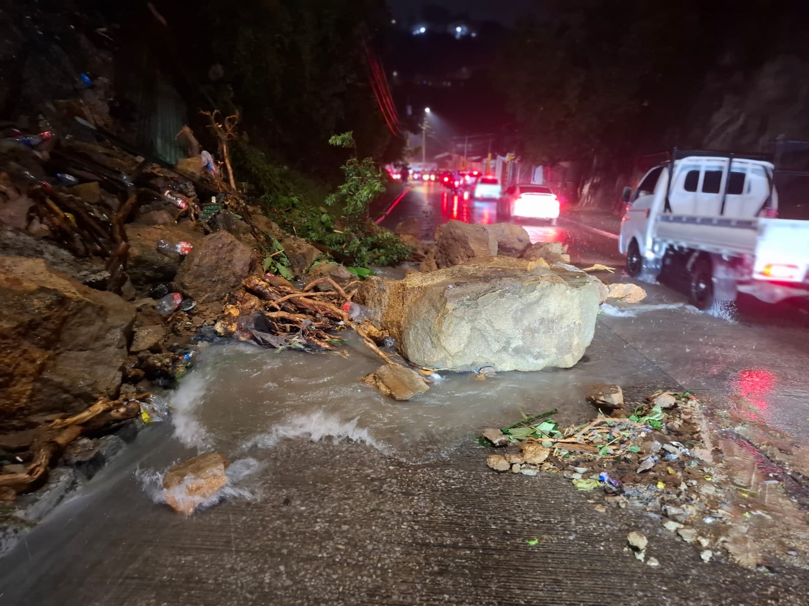 Un derrumbe afecta el tránsito en Lo de Bran, Mixco. Personal municipal coordina el retiro del material. (Foto Prensa Libre: Tomada de @Transito_mixco)