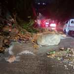 Un derrumbe afecta el tránsito en Lo de Bran, Mixco. Personal municipal coordina el retiro del material. (Foto Prensa Libre: Tomada de @Transito_mixco)