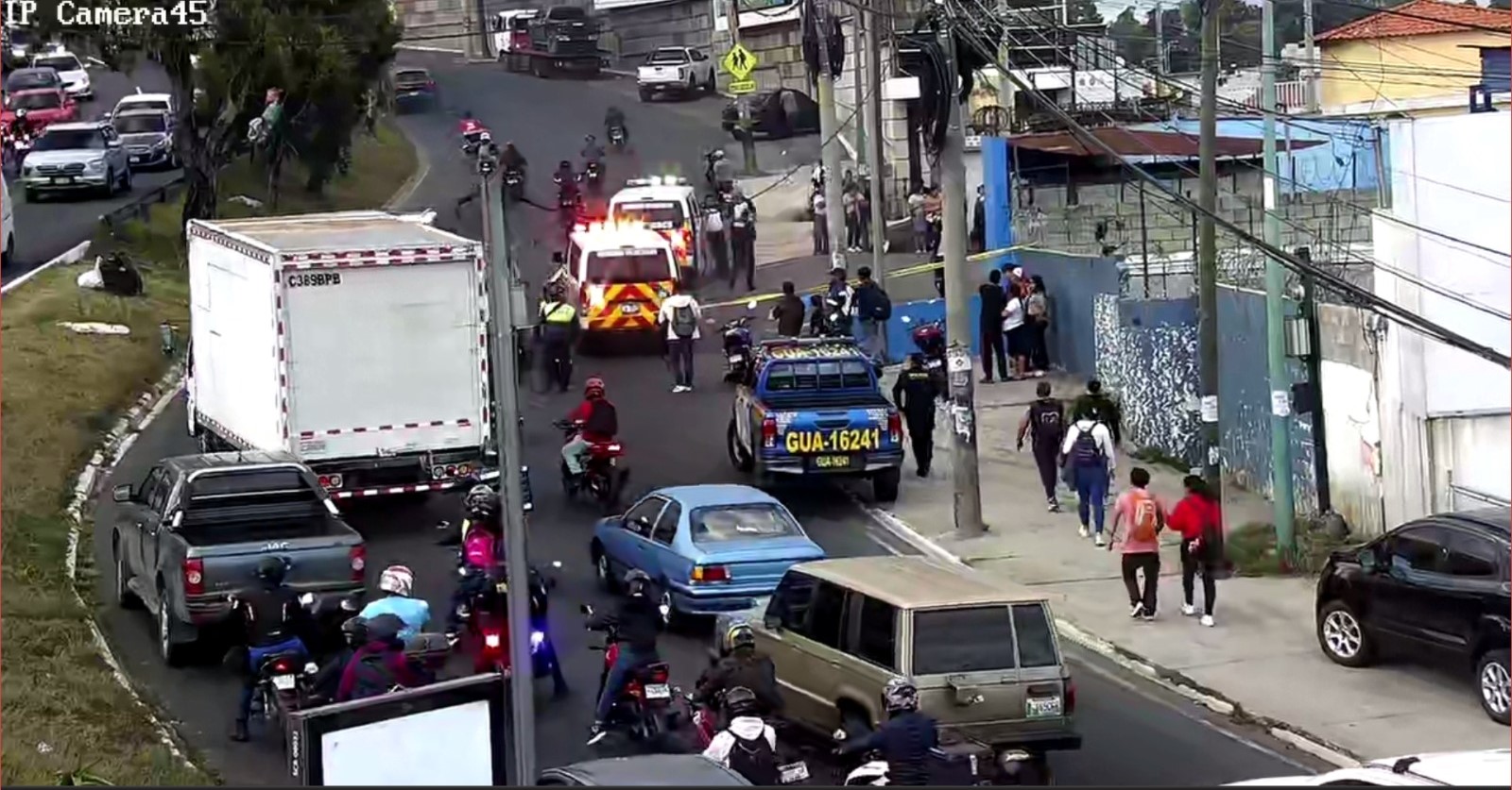 El ataque armado causa complicaciones en el tránsito en el bulevar San Cristóbal, zona 8 de Mixco, donde unidades de emergencia y autoridades trabajan en el lugar. (Foto Prensa Libre: Tomada de @Transito_mixco)